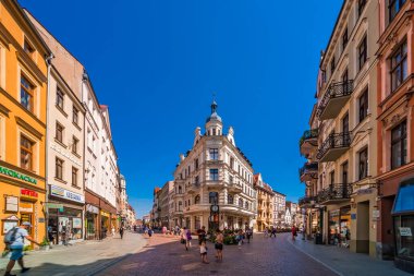 Torun, Polonya - Ağustos 2020: Tarihi Eski Kasaba 'daki rengarenk konut ve binaların kalabalığından geçmekte olan kalabalık