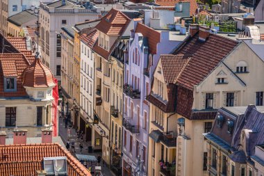 Torun, Polonya - Ağustos 2020: Yazın Torun Eski Kasabası sokaklarında yürüyen insanlar, Ratusz Saat Kulesi 'ndeki izleme platformunun yukarısından çekilen fotoğraflar