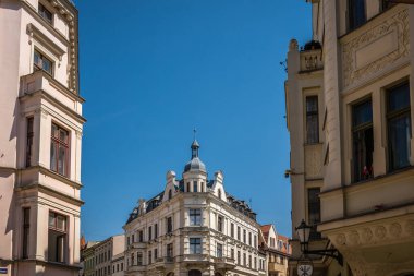 Torun, Polonya - Ağustos 2020: Tarihi Eski Şehir 'de tarihi konut ve binaların yenilenmesi