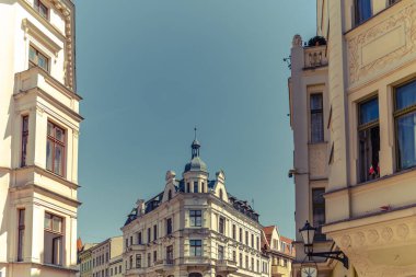 Torun, Polonya - Ağustos 2020: Tarihi Eski Şehir 'de tarihi konut ve binaların yenilenmesi