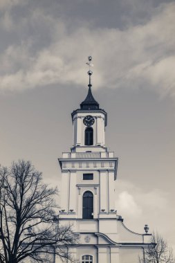 Swiebodzice kilise kulesi Polonya 'da yaz mevsiminde belediye binasının üstünde.