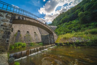Polonya, Zagorze Slaskie 'deki eski su barajının güzel bir manzarası.