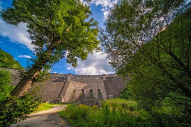 Polonya, Zagorze Slaskie 'deki eski su barajının güzel bir manzarası.