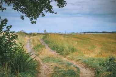 Bulutlu gökyüzünün altında bir yol