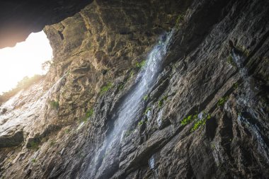 Longshuixia Fissure Ulusal Parkı, Wulong Bölgesi, Chongqing, Çin 'deki bir vadide bir duvarda küçük bir şelale.