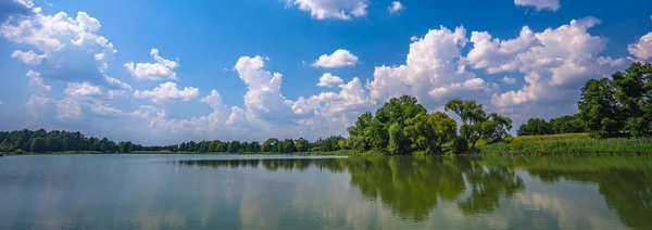 从田里的湖里拍到的美丽天空的低角照片 — 图库照片