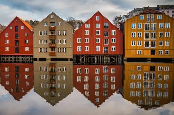 House återspeglas symmetriskt i floden — Stockfoto