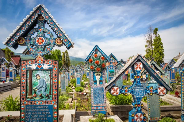 Pietre tombali al cimitero Sapanta Merry — Foto Stock