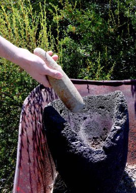 Orta Oregon 'da Fort Rock' a erken dönem yerleşimcilerin kullandığı havan ve tokmağı kullanımını gösteriyor..