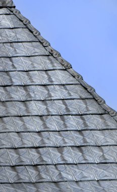 Tennessee 'de eski bir kilisenin teneke çatısında gümüş kaplama, desen ve mavi gökyüzünü gösteriyor..