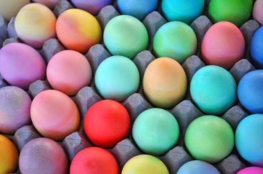 Karton kutuda bir gökkuşağı boyalı Paskalya yumurtası var..