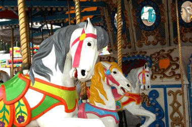 Yakından bakınca üç atlı karnaval atı görünüyor. Süslü ve renkli eyerli atlar beyazdır..