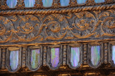 Dar binanın ayrıntılı bir girişi var. Thibodaux, Louisiana 'da yer alır. Altın işlemeli tasarım. Altında vitraylar var..