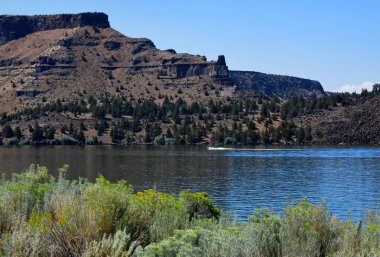 Oregon 'da Billy Chinook Gölü' nün yüzeyinde tekne hızlanır..