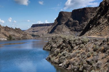 Central Oregon 'daki Palisades Eyalet Parkı' nda falsolu giden bir yol var..