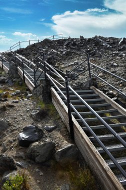 Orta Oregon 'daki Newberry Ulusal Anıtı' nın tepesine tahta ve metal basamaklar yükseliyor..