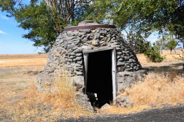Kent benzin istasyonunun karşısındaki taştan bir jeneratör sığınağı. Yapı Kent 'te, Oregon' da hayalet bir kasaba..