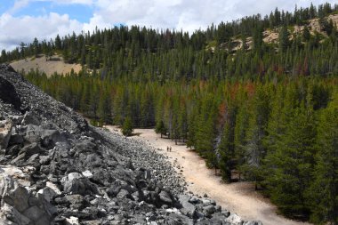 Oregon 'daki Newberry Ulusal Volkanik Anıtı' ndaki lav sahasının etrafında bir çift yürüyüş yapıyor..