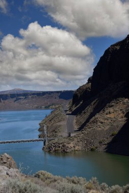 Güneybatı Jordan Yolu, Deschutes Nehri Köprüsü 'nden Eğri Nehir' i geçer. Gözden kaçan yol kıvrımlarını gösterir..