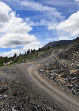 Orta Oregon 'daki Bachelor Kayak Merkezi' nde dağın tepesinde bakım yolu var. Bu çakıllı ve eğimli..