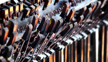 Paslı kollar ve tahta çekiçler tuhaf açılarda sıkışıp kalmış. Kırsal çekiçler yaşla ve maruz kalmayla karardı.