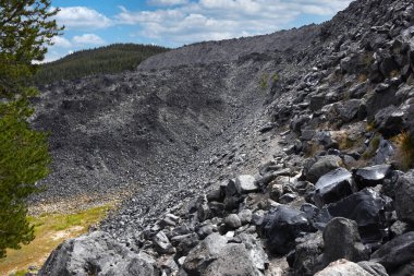 Oregon 'daki Newberry Ulusal Volkanik Anıtı' nda büyük tepecikler oluştu. Volkan durdu ve lav katılaştı..