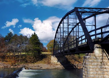 Tarihi Savaş Kartalı Mills Köprüsü, Arkansas 'ın kuzeyindeki War Eagle Nehri boyunca uzanır. Küçük şelale akan nehri yavaşlatmaya çalışır..