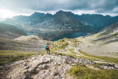 Dağlara bakan bir kadın