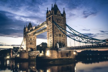 Köprü ve river thames tower 