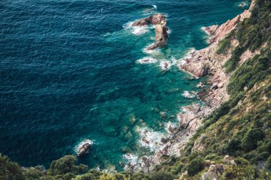 Korsika kayalık sahil