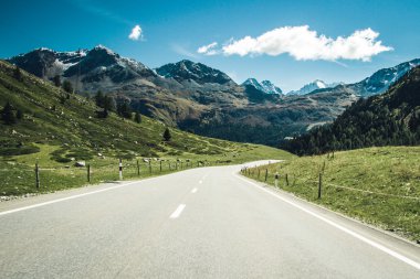 Swiss Alps bir yolda.