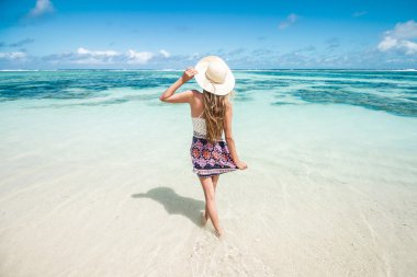 Sahilde duran kadın