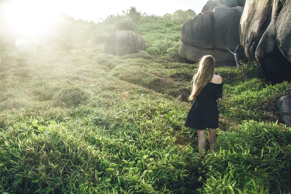 Mulher olhando para o pôr do sol — Fotografia de Stock