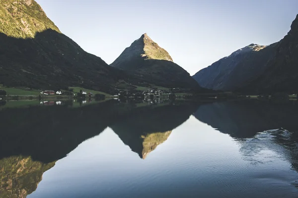 Piramit şeklinde dağ