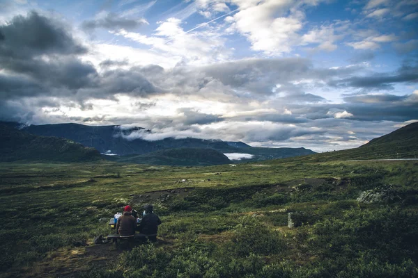 Pria menikmati pemandangan Jotunheimen — Stok Foto