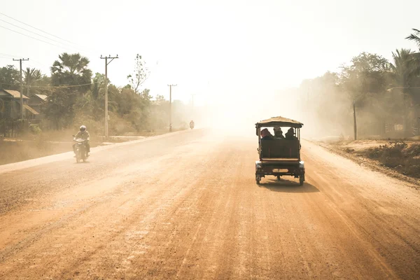 Пыльная дорога в Камбодже — стоковое фото