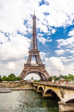 Eyfel Kulesi ve bridge uygulamasında paris yaz