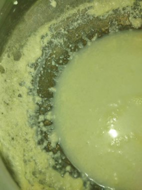 Bir kase beyaz ve yeşil çay.