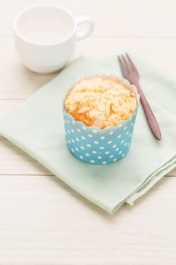 Bademli muffin Beyaz ahşap tablo