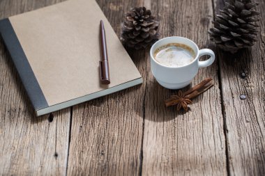 Kahve fincanı ve tarçın çubukları.