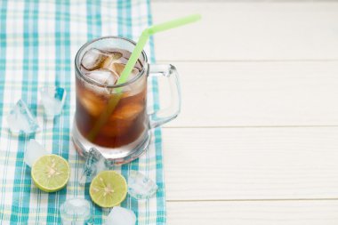Limonlu soğuk buz çay