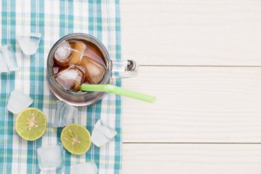 Beyaz ahşap bir masa üstten görünüm üzerinde limonlu soğuk buz çay