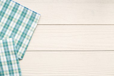 Beyaz ahşap masa peçeteye