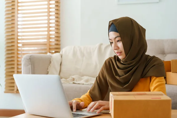 Müslüman Genç Kadınlar Başörtüsü Takarak Sabah Bilgisayardaki Müşteri Adresini Kontrol — Stok fotoğraf