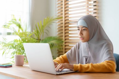 Müslüman kız internet üzerinden bilgisayar öğretmeninden öğreniyor, Asyalı çocuk ise evde otururken ders çalışıyor. Evde çevrimiçi öğrenim kavramı