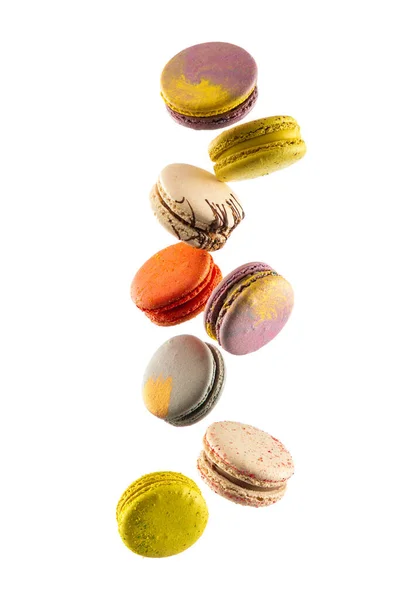 Beyaz arka planda izole edilmiş uçan renkli badem kurabiyeleri ya da pastalar havada asılı duruyor. Tatlı ve renkli tatlı Kopya Uzay Renkli Fransız kurabiyeleri