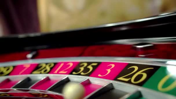 Rueda de ruleta girando en el casino — Vídeo de stock