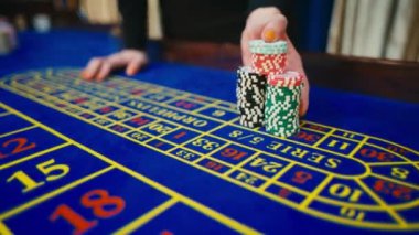 Casino, rulet kazanmak alarak eller