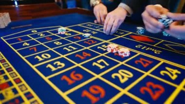 Kumarhane, bir adamın elini rulet bahis.