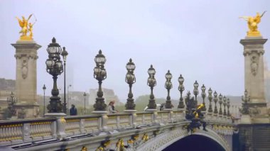 Yağmurda Paris'te bir köprü